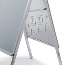 Cesta para folletos colocada en un caballete