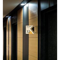 Señaletica Acrílica tipo Bandera 21x21 cm ejemplo de uso