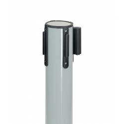 Poste separador gris con cinta extensible negra detalle conectores