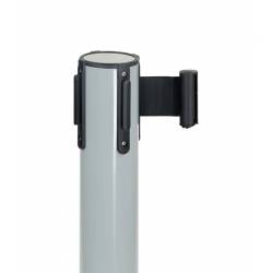 Poste separador gris con cinta extensible negra detalle cinta negra