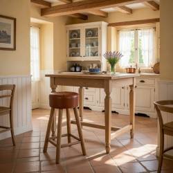 TABURETE DE MADERA CON ASIENTO EN POLIPIEL EN UNA COCINA DE ESTILO PROVENZAL