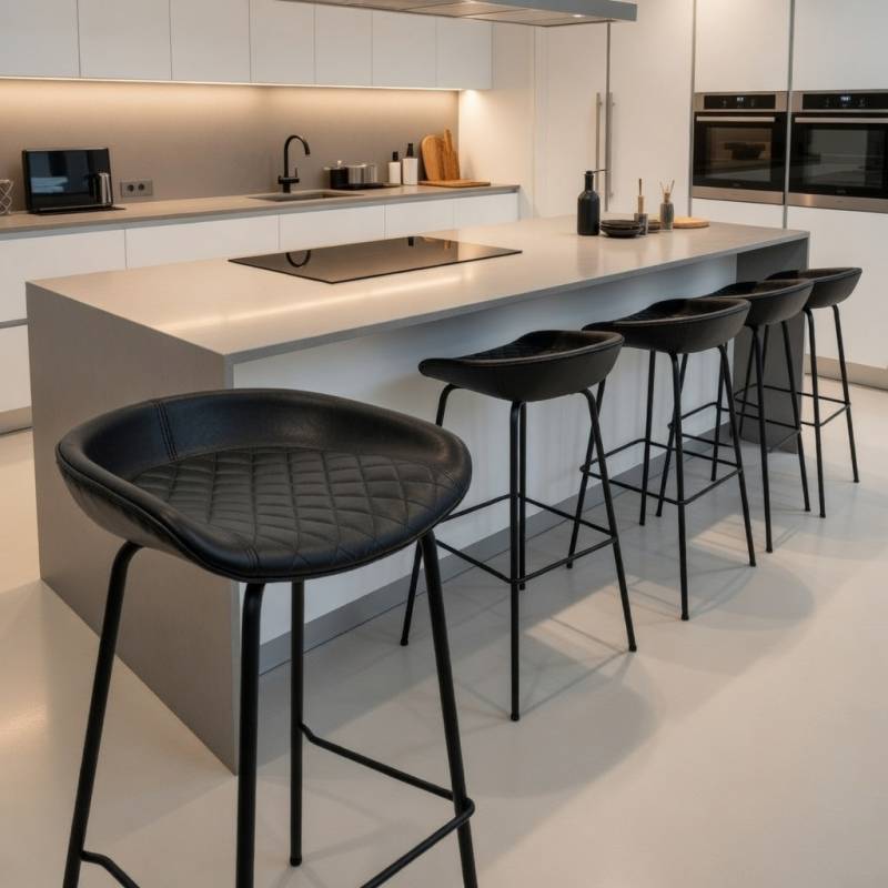 TABURETE DE METAL CON ASIENTO EN SIMILPIEL NEGRA en una cocina