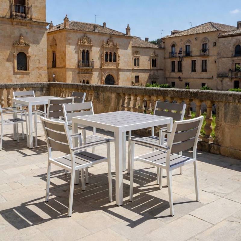 MESA DE 80x80 cm EN METAL Y POLYWOOD GRIS