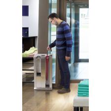 embolsador de paraguas doble en la entrada de una tienda