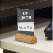 Portagráfica vertical con base ovalada de madera usado en una tienda