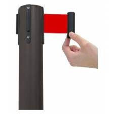 Poste separador negro con cinta roja de metros