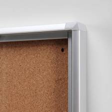 Vitrina fondo de corcho detalle de las esquinas