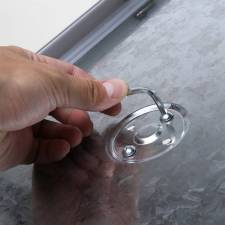 Atril informativo fijación del marco a la pata