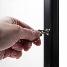 Vitrina negra con pie detalle de la cerradura