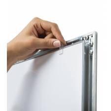 VITRINA CON PUERTA BATIENTE SUJECION DEL CARTEL CON CLIPS