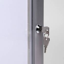 Vitrina apta para exterior cubierto con cerradura